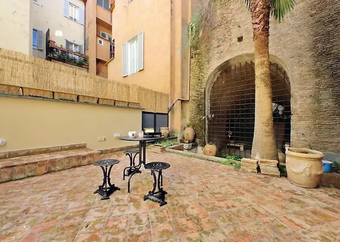 Pantheon With Private Terrace Apartment